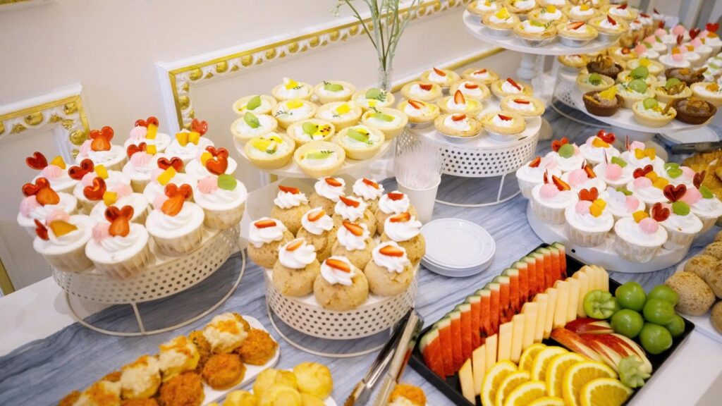 Bánh ngọt và trái cây tiệc khai trương