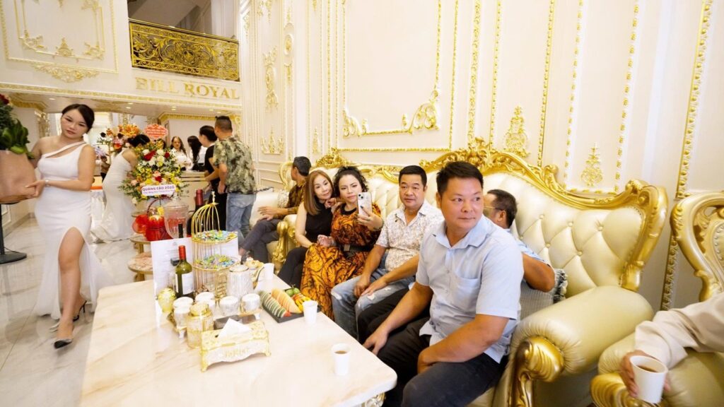 Khách tham quan sảnh chính Bill Royal