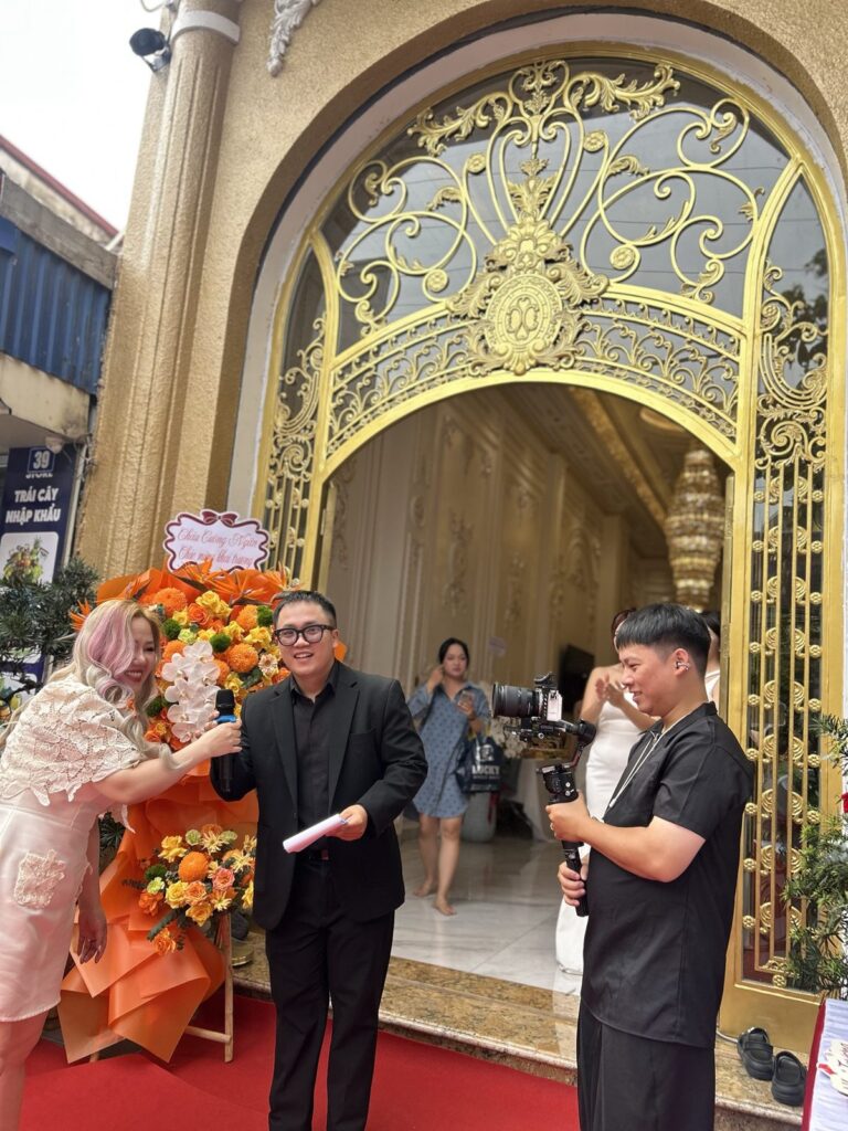 MC và ê-kíp ghi hình lễ khai trương Bill Royal