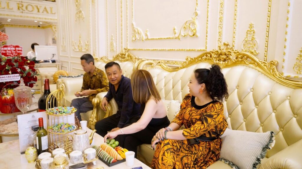 Phòng khách tân cổ điển dát vàng tại Bill Royal