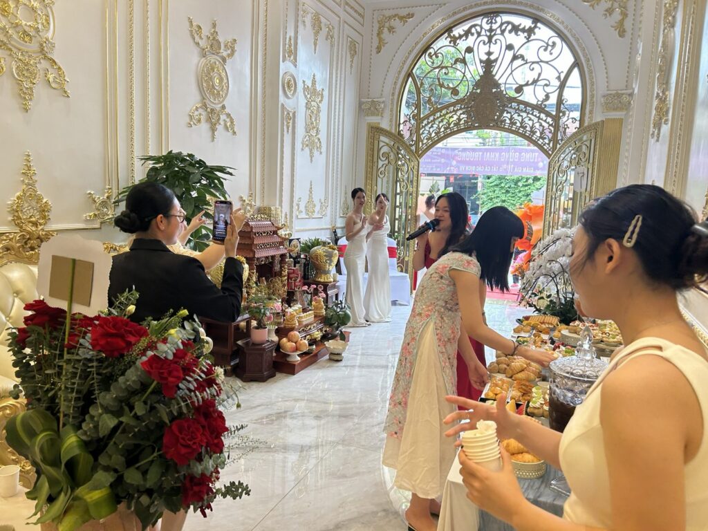 Văn nghệ chào mừng khai trương Bill Royal